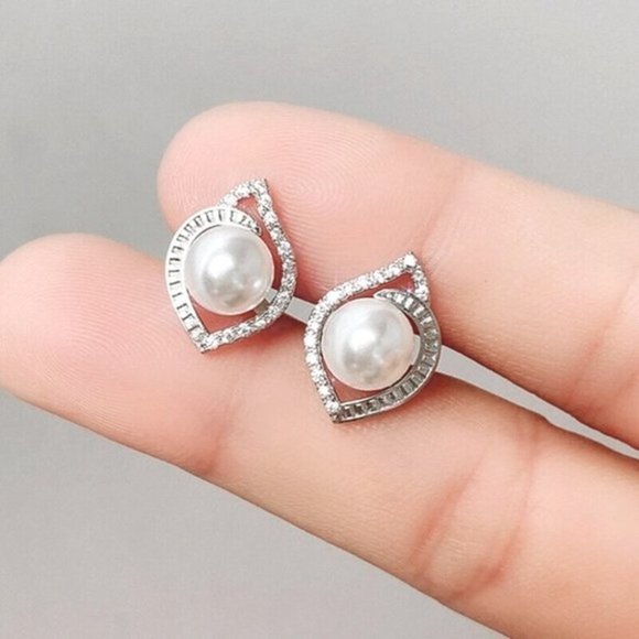 New Gorgeous 925 Silver Sim. Diamond Cultured Pearl Studs - Picture 2 of 4